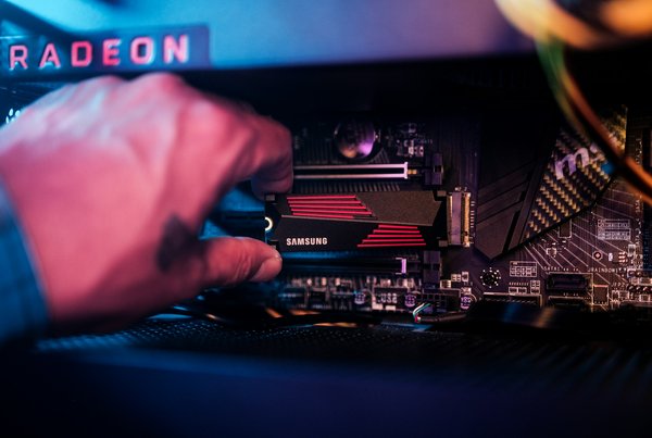 Quelle est l'importance du PCIe 4.0 pour les SSD NVMe dans les configurations de gaming?